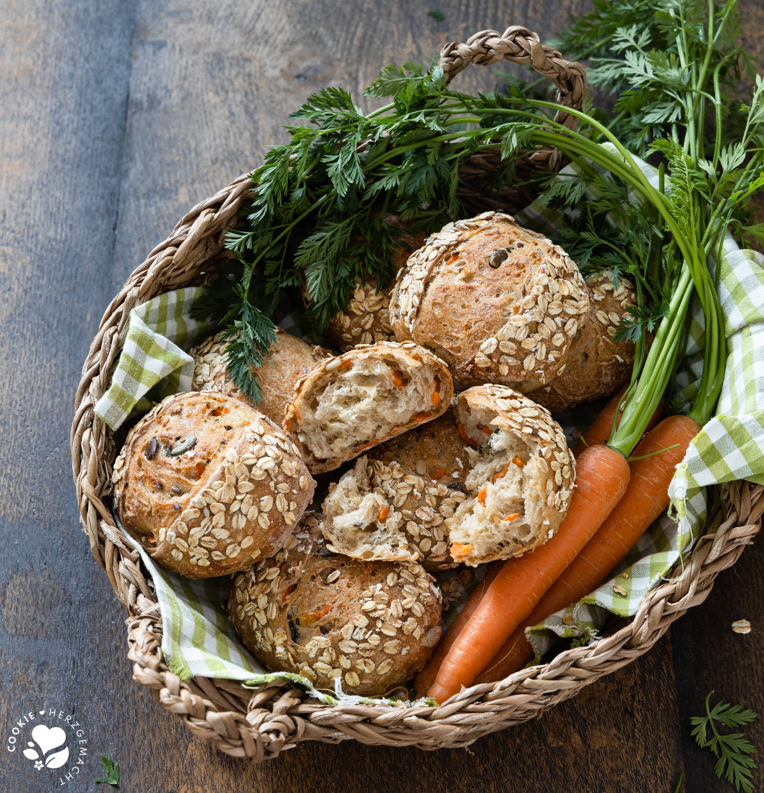 Karotten Kuller Brötchen mit Lievito Madre in einem Brotkorb mit Karotten.