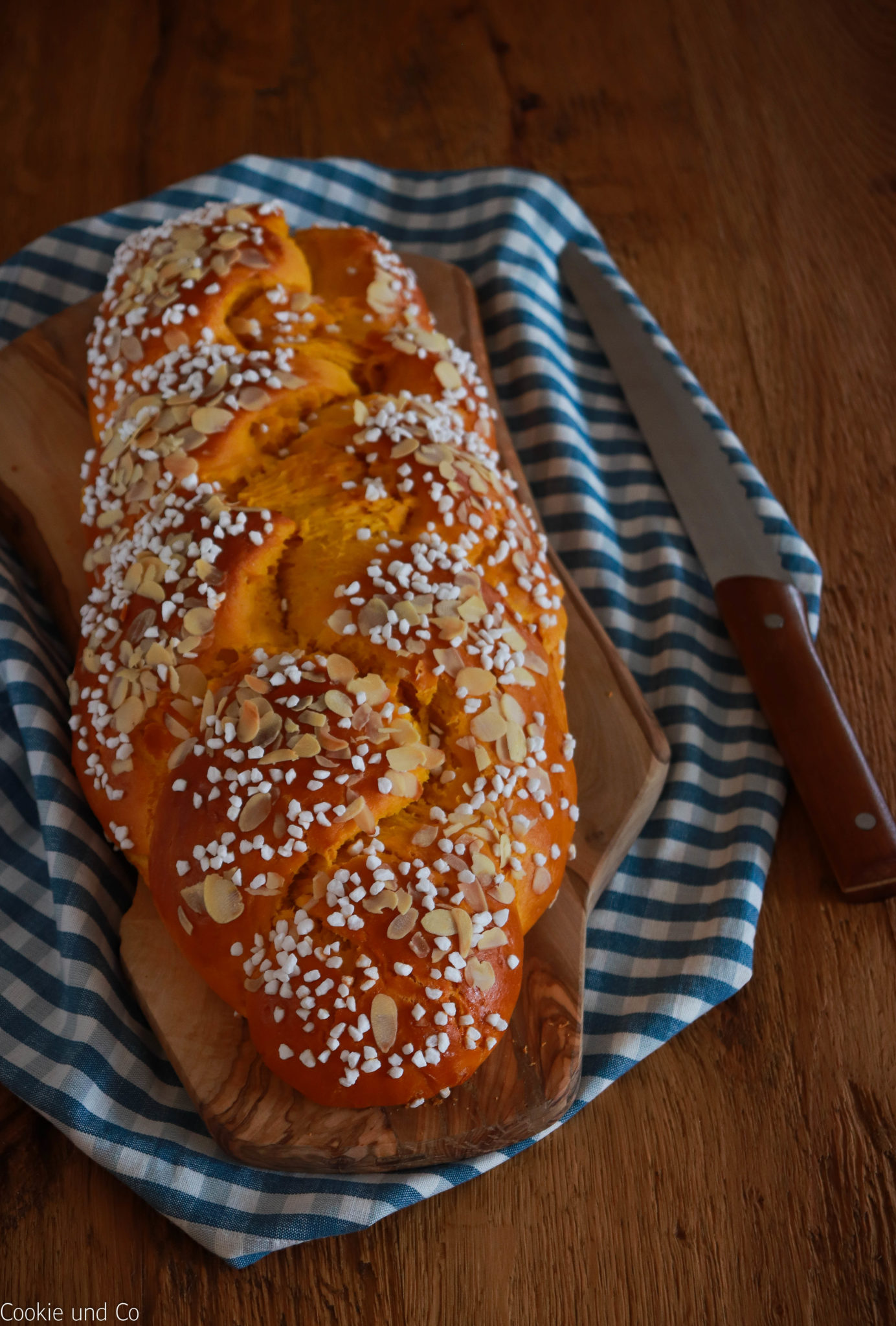 Saftiger Hefezopf mit Hokkaido Kürbis bestreut mit Hagelzucker und Mandelblättchen. 