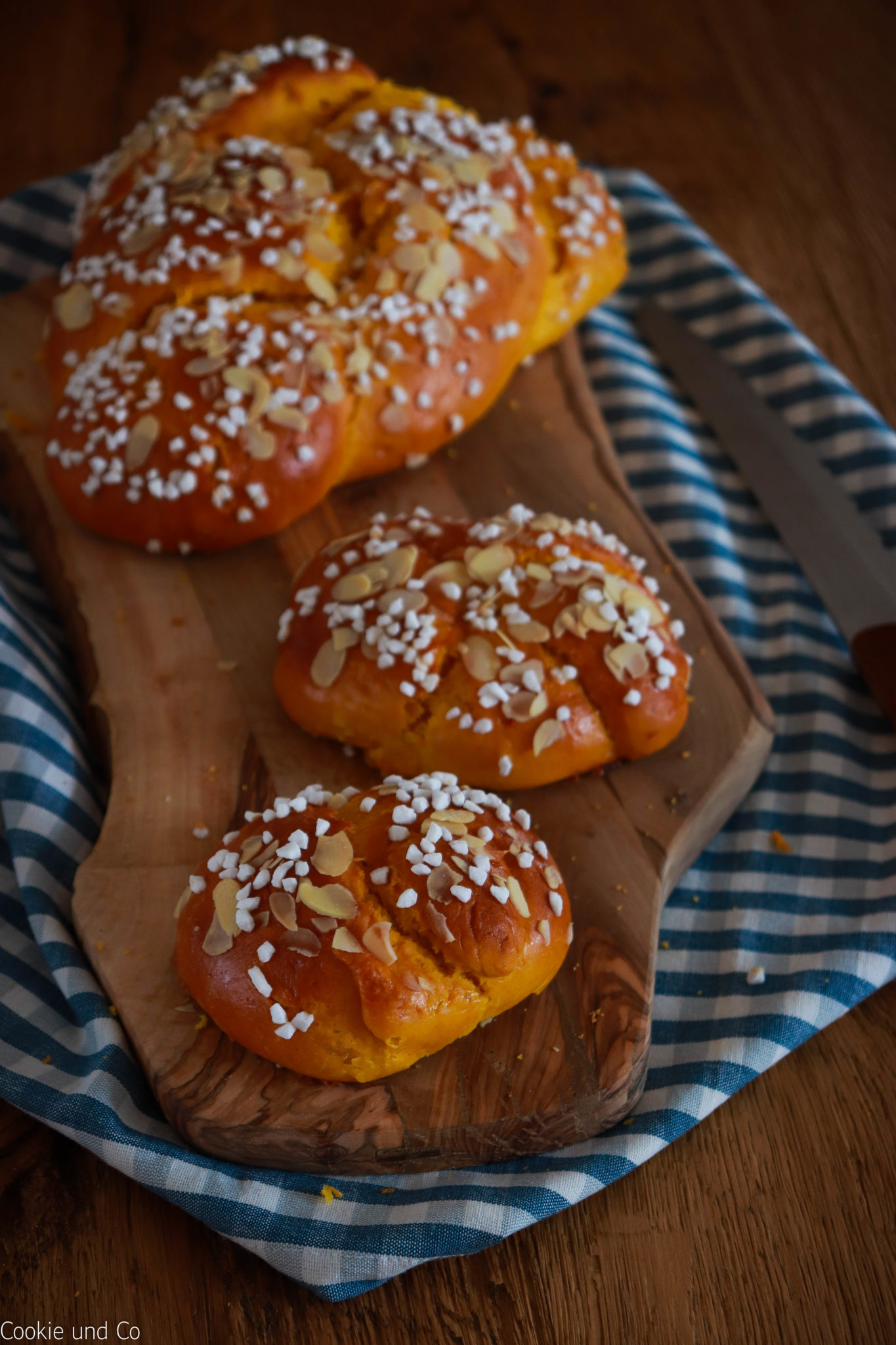 Saftiger Hefezopf und Kürbisknoten mit Hokkaido Kürbis bestreut mit Hagelzucker und Mandelblättchen. 