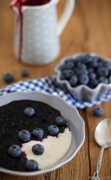 Grießbrei mit Heidelbeersoße