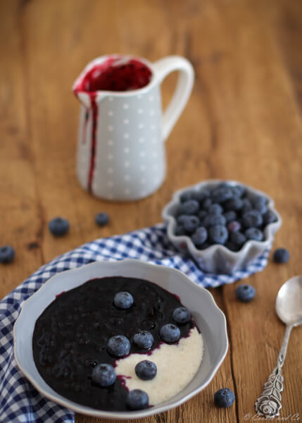 Grießbrei mit Heidelbeersoße