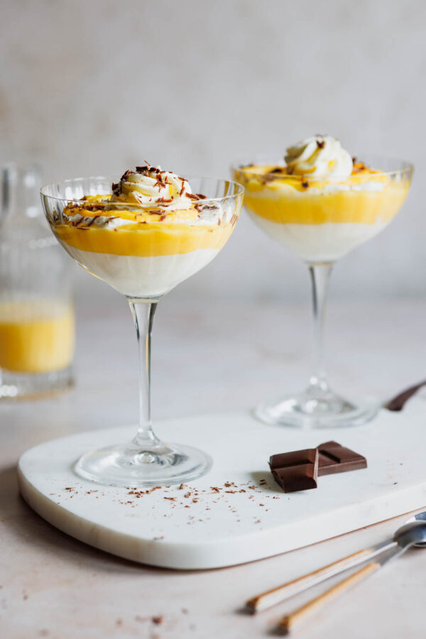 Eierlikörtraum Schichtdessert im Glas mit Schokoladenraspeln.