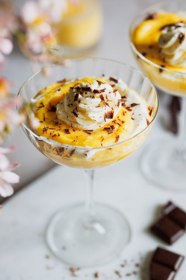 Eierlikörtraum Schichtdessert im Glas mit Schokoladenraspeln.