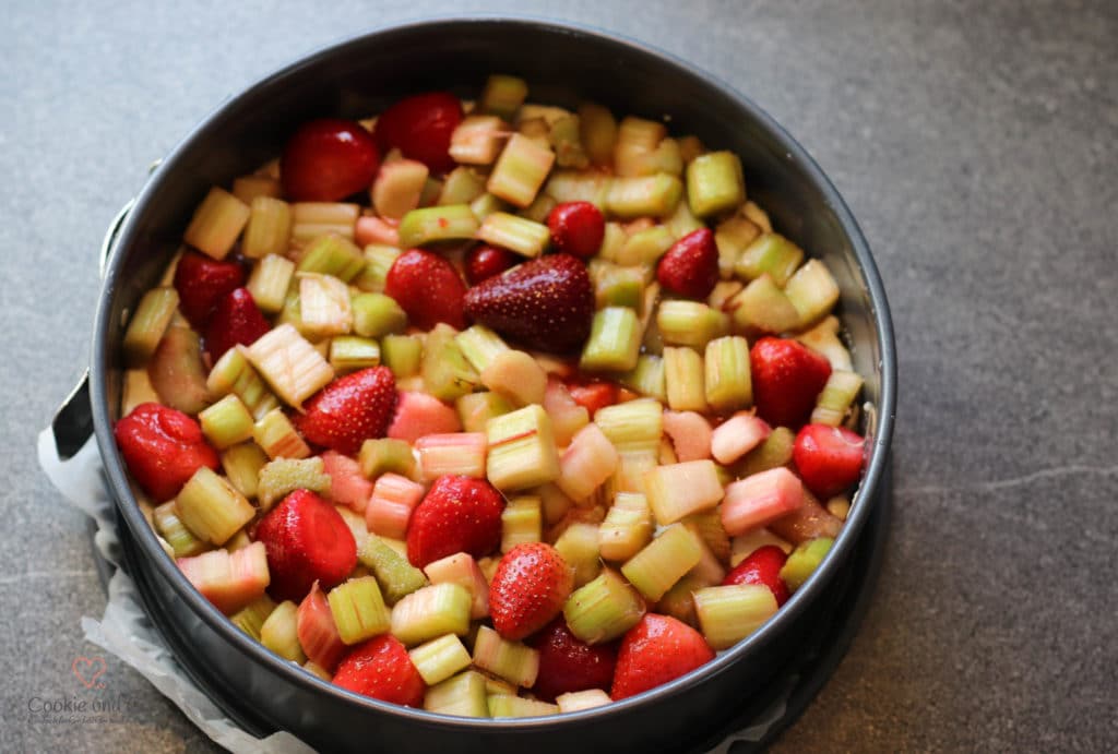 Rhabarber-Streuselkuchen mit Pudding