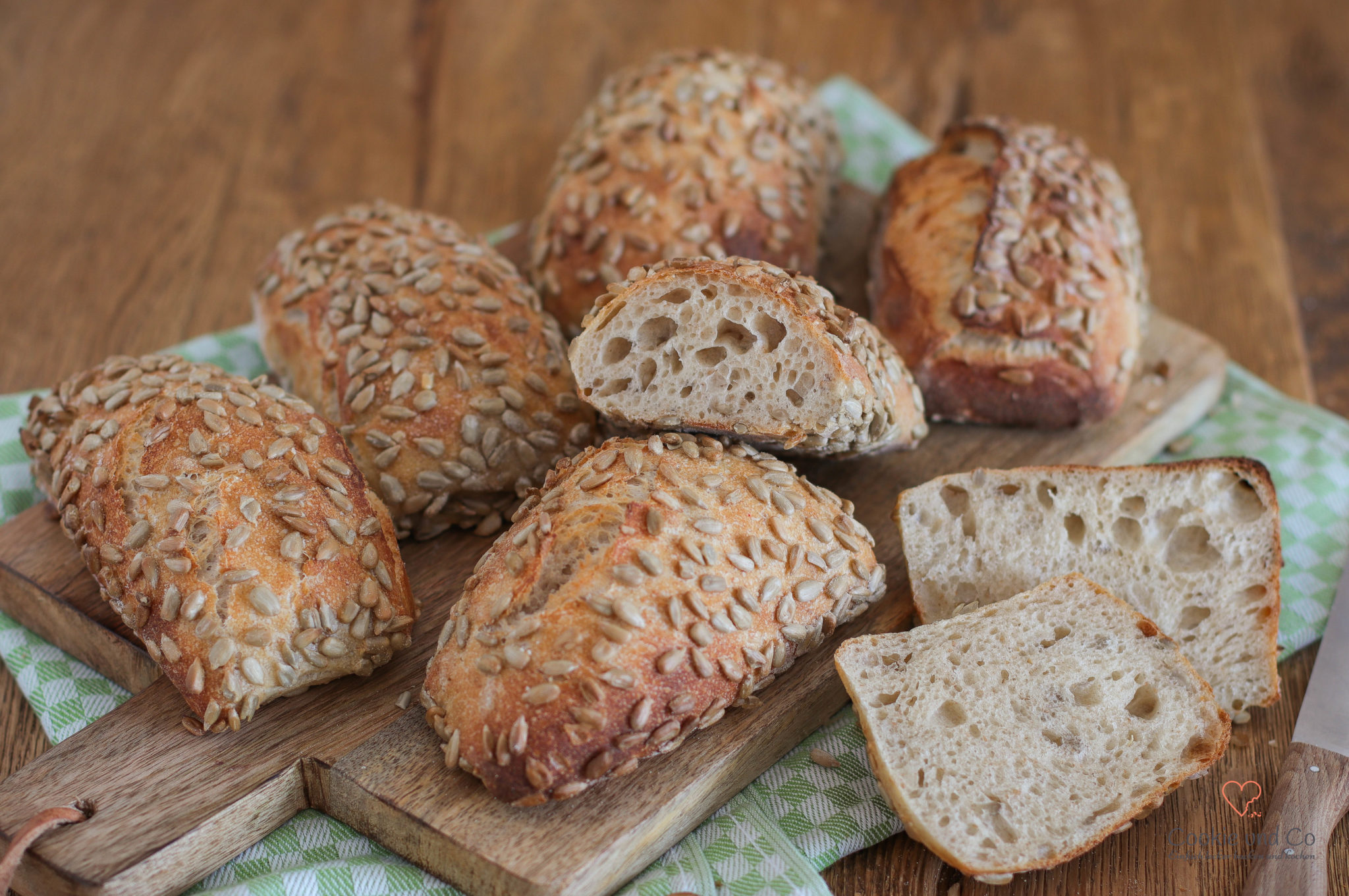 Sonnenblumenkernbrötchen