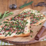 Flammkuchen mit grünem Spargel