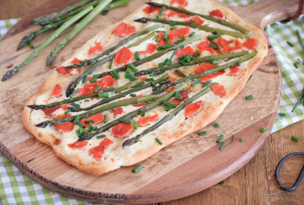 Flammkuchen mit grünem Spargel