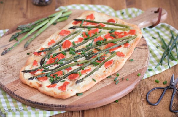 Flammkuchen mit grünem Spargel