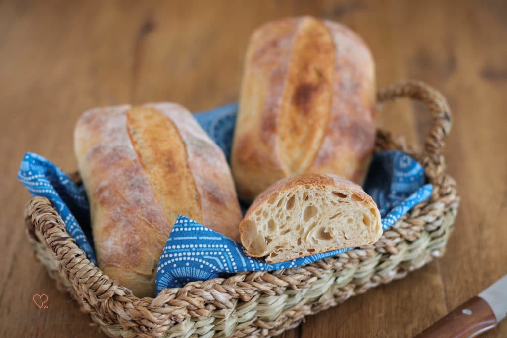 Pane bianco in einem Brotkorb. Ein mediterranes Weißbrot, dass Ciabatta ähnelt. 