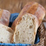 Pane bianco in einem Brotkorb. Ein mediterranes Weißbrot, dass Ciabatta ähnelt.