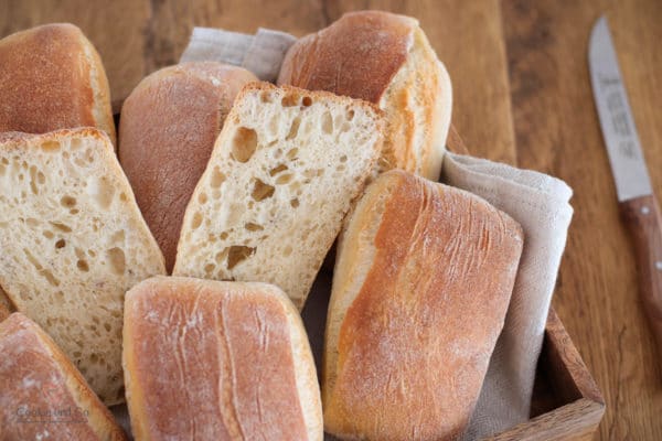 Panini Brötchen in einer Holzkiste.