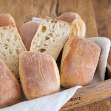 Panini mediterraneo, Ciabatta Brötchen mit Hefewasser in einer Holzkiste mit einer Leinenserviette.