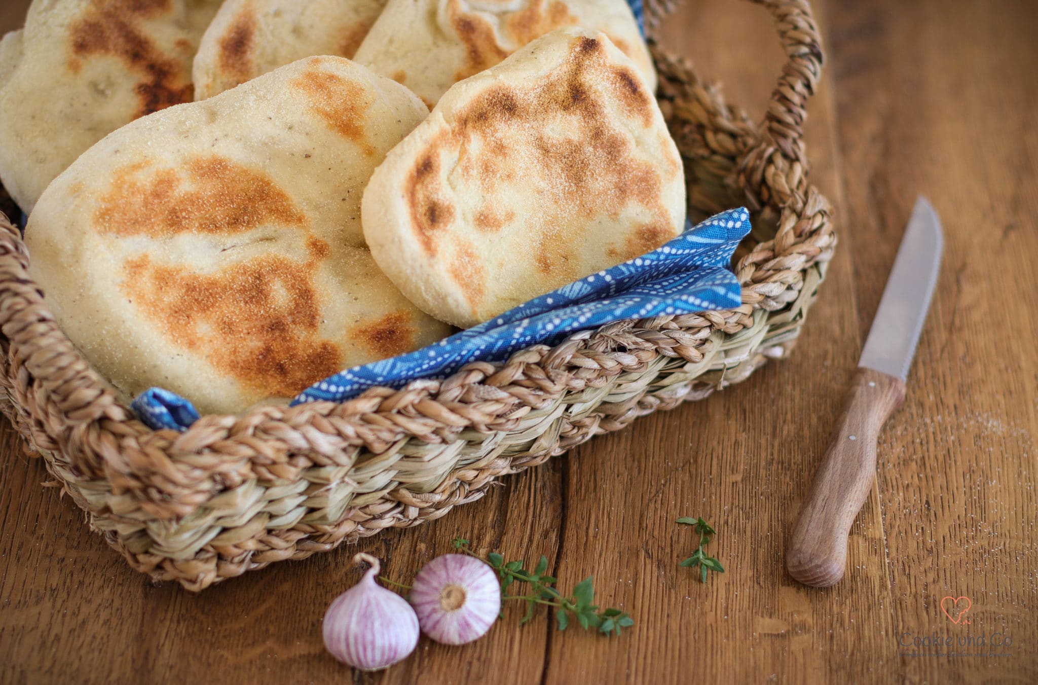 Fladenbrot aus der Pfanne oder vom Grill in einem Brotkorb. 