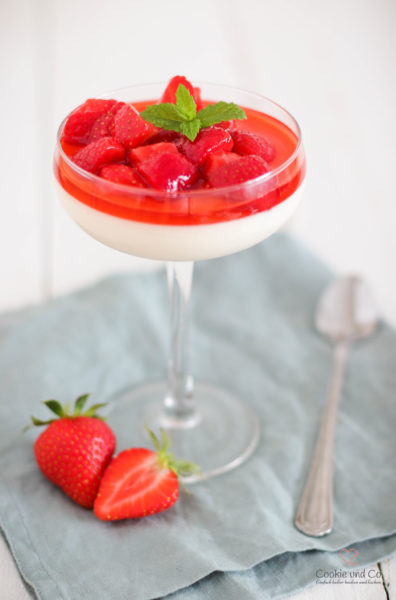 Joghurt Panna Cotta mit Erdbeeren
