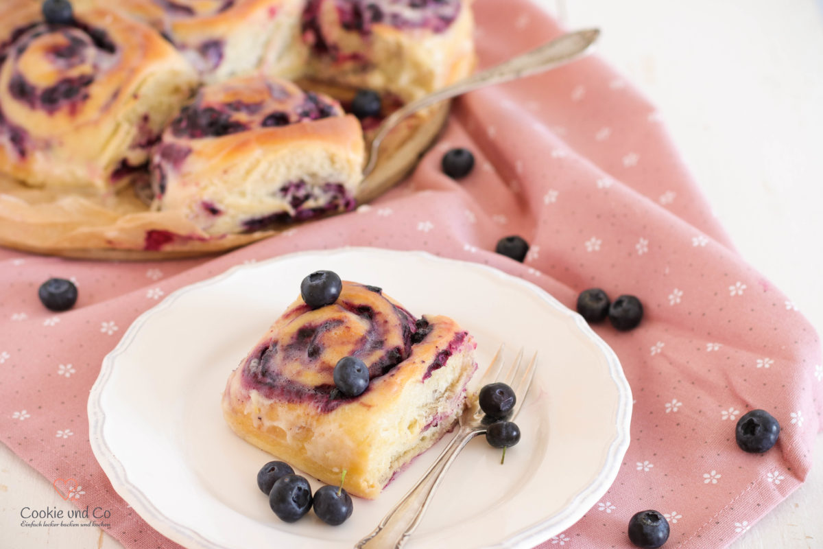 Blueberry-Cheesecake-Rolls