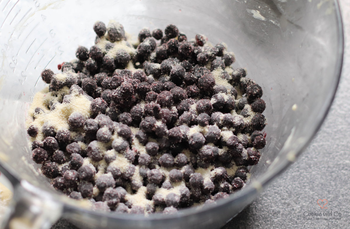 Gefrorene Heidelbeeren mit Mehl gemischt.