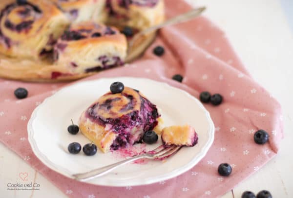 Blueberry-Cheesecake-Rolls