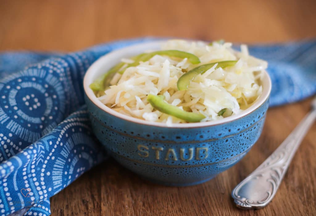 Weißkrautsalat in einer Schale mit grüner Paprika.