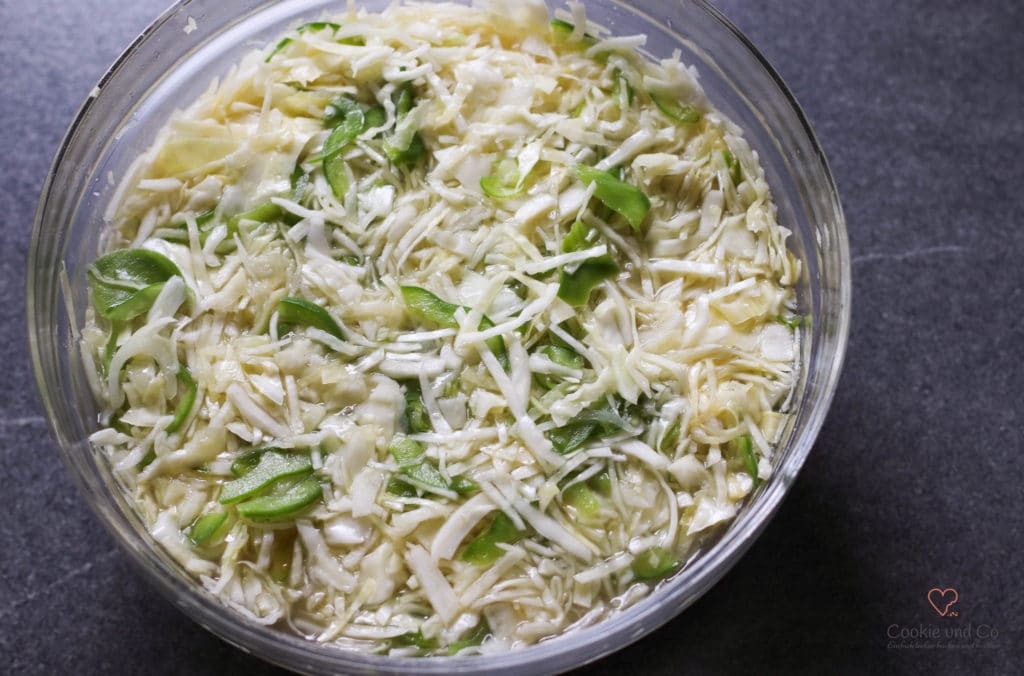 Weißkrautsalat in einer Glasschüssel.