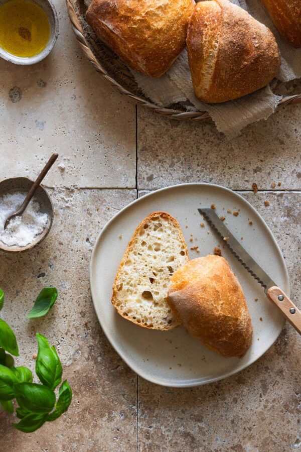 Einfache Ciabatta Brötchen mit Olivenöl über Nacht.