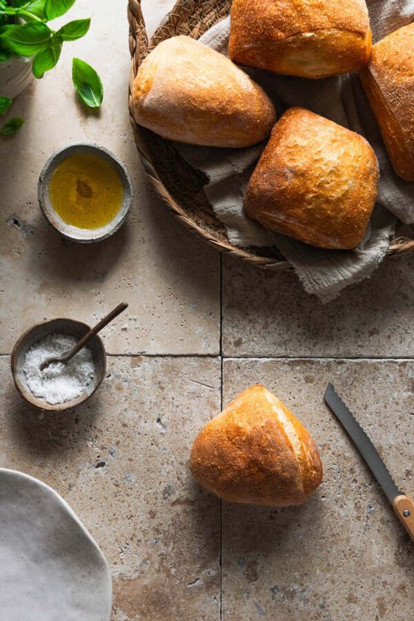 Einfache Ciabatta Brötchen mit Olivenöl über Nacht.