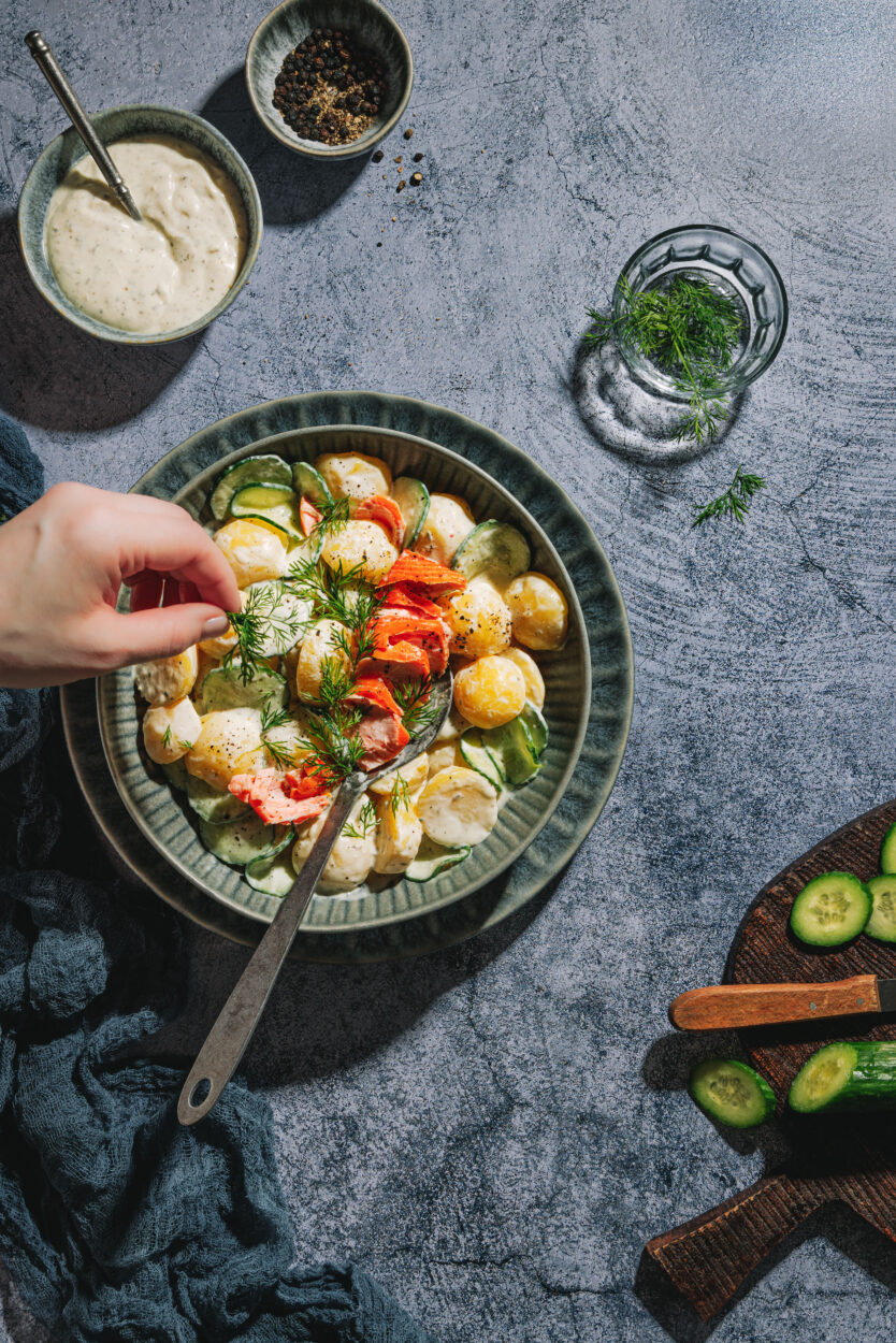 Kartoffelsalat mit Gurke ohne Mayonnaise, garniert mit Dill und Stremellachs.