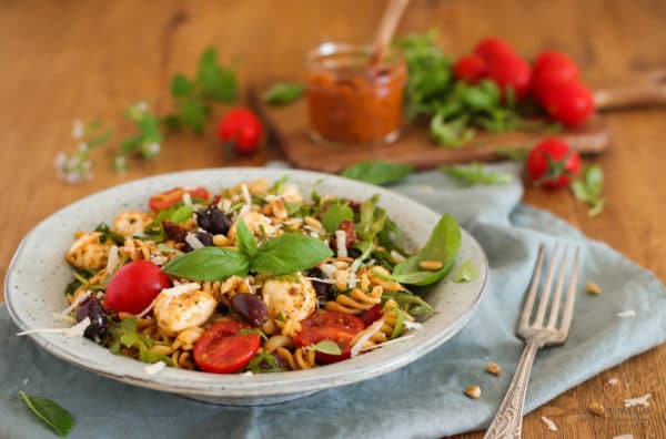 Nudelsalat Bella Italia - Mit Pesto, Mozzarella und Tomaten
