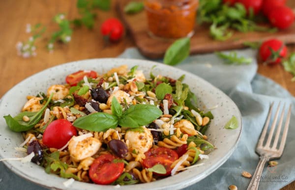 Nudelsalat Bella Italia - Mit Pesto, Mozzarella und Tomaten