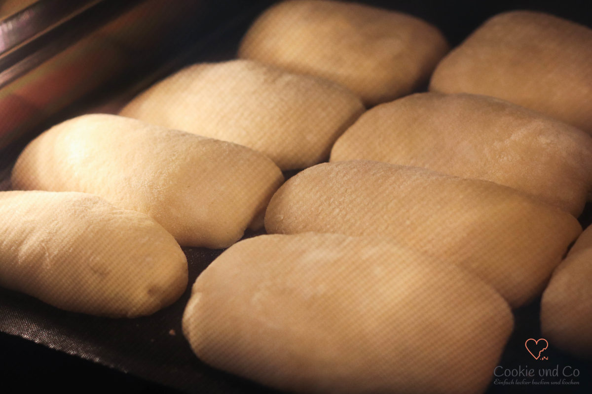 Brötchen beim Backen im Ofen.
