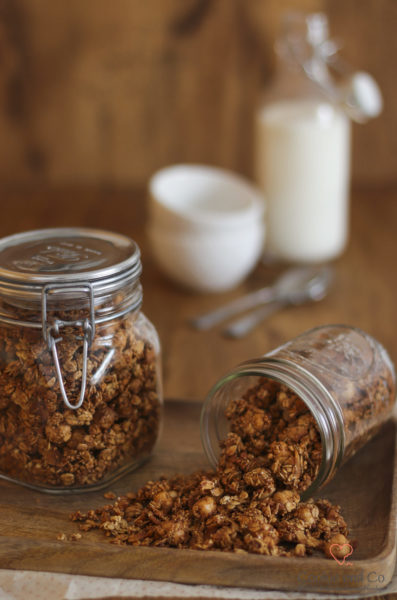 Nuss-Crunchy in einem Glas.