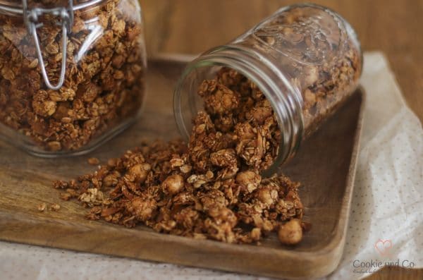 Nuss-Crunchy in einem Glas.