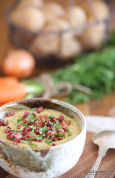 Deftige Kartoffelsuppe mit Speck und Petersilie