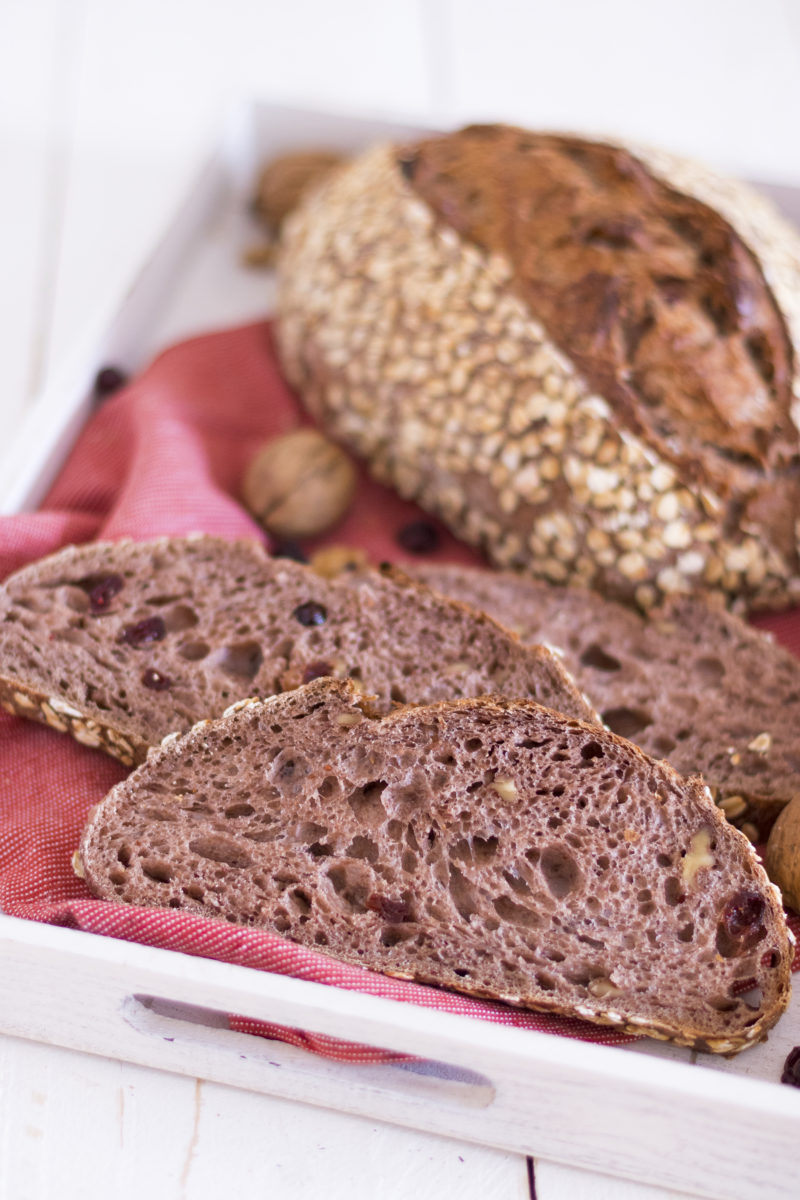 Cranberry-Walnuss-Brot in einer Holzkiste mit Walnüssen und Cranberries