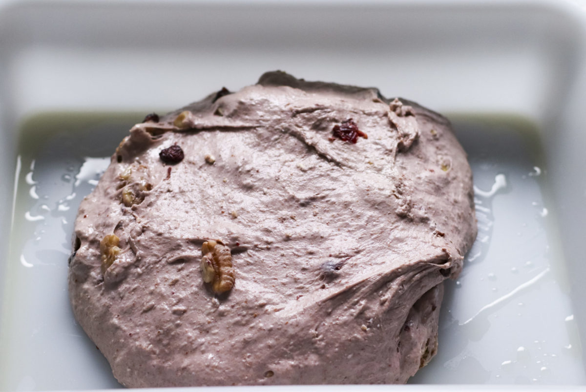 Teig für Cranberry-Walnuss-Brot in einer Teigwanne