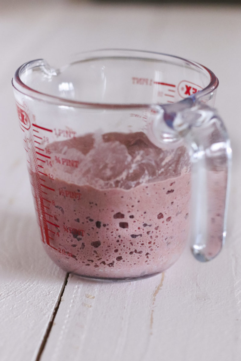 Sauerteig mit Cranberrysaft für Walnuss-Brot mit Cranberry-Saft in einem Messbecher