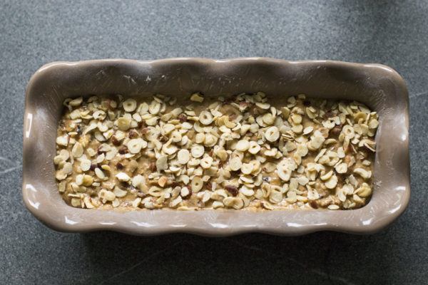 Teig für Früchtebrot in einer Kastenform