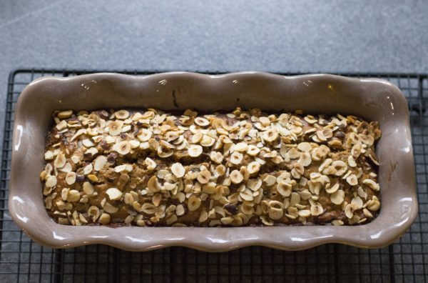 Gebackenes Früchtebrot in einer Kastenform