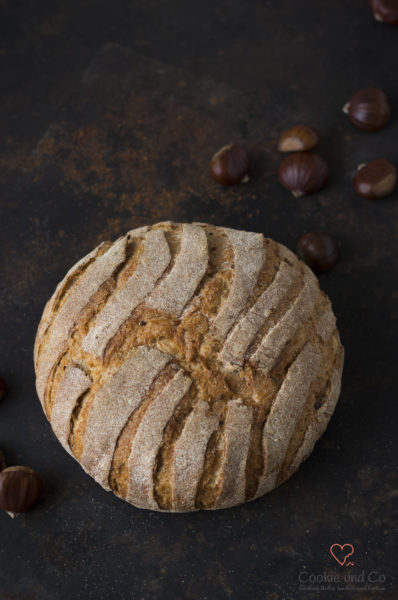 Maroni Brot (Auffrischbrot) auf einem alten Backblech
