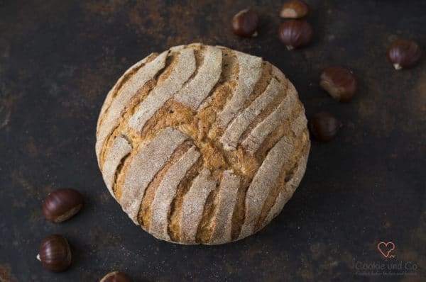 Maroni Brot aufgeschnitten auf einem alten Backblech
Auffrischbrot