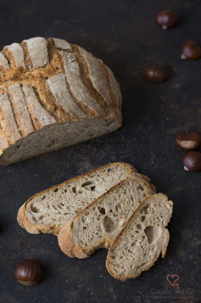 Maroni Brot aufgeschnitten auf einem alten Backblech, ein Auffrischbrot für Sauerteigreste