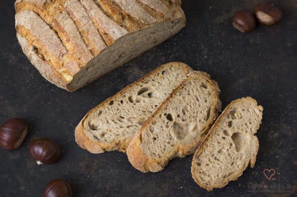 Maroni Brot aufgeschnitten auf einem alten Backblech
Auffrischbrot
