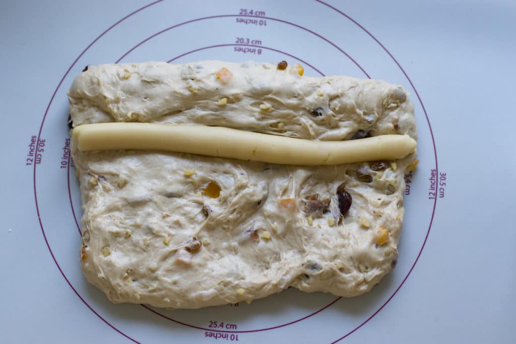 Teig und Marzipan für Mandel-Marzipanstollen