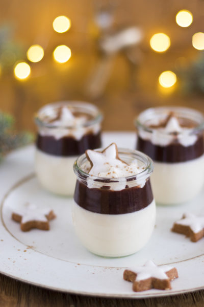 Zimt-Panna cotta mit Pflaumen-Portweinsoße im Glas mit Zimtstern