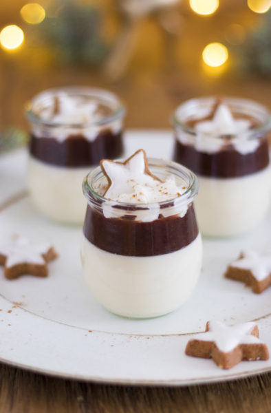 Zimt-Panna cotta mit Pflaumen-Portweinsoße im Glas mit Zimtstern