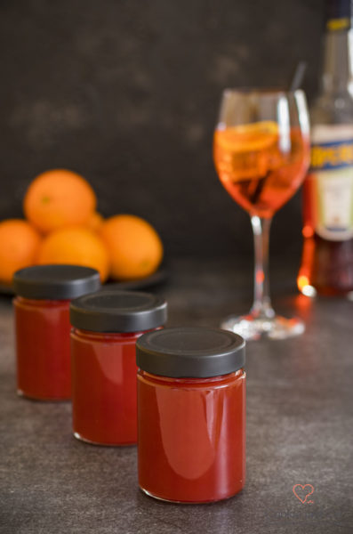 Aperol-Orangen-Geele mit Aperol Spritz im Hintergrund.