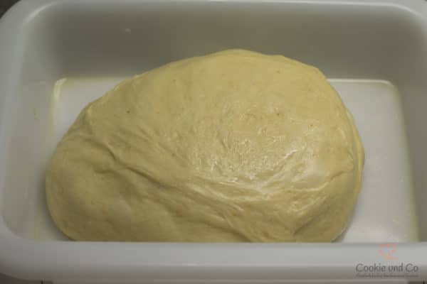 Teig für eine französische Brioche.