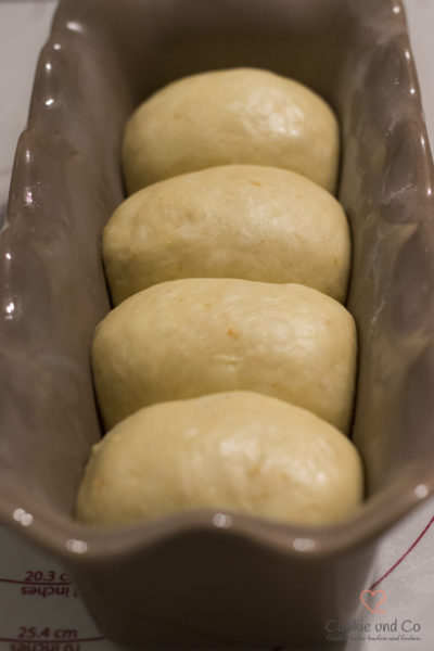 Teig für eine französische Brioche in der Backform.