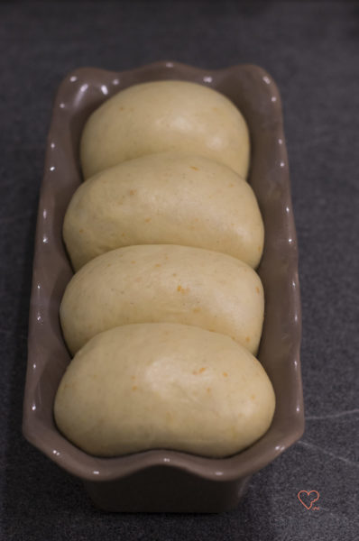 Teig für eine französische Brioche in der Backform.