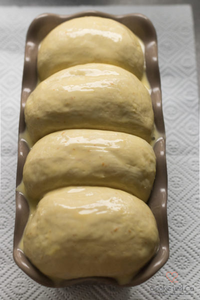 Teig für eine französische Brioche in der Backform.