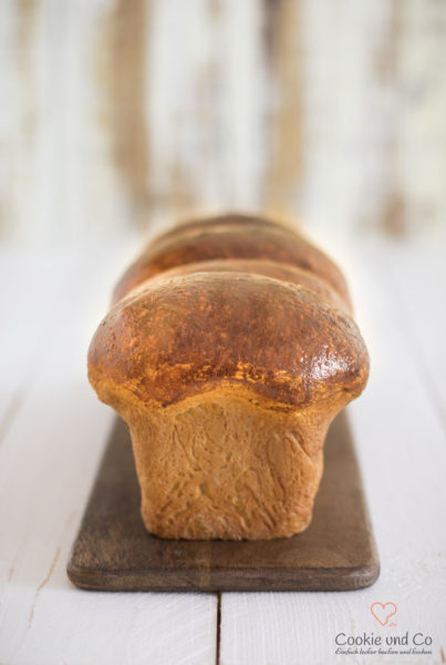 Französische Brioche auf einem Holzbrett.